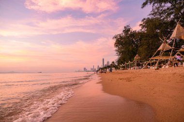 Na Jomtien plajı Pattaya Tayland, Pattatya Najomtien 'de günbatımında beyaz tropik plaj