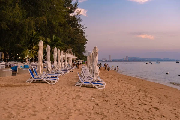 Playa Na Jomtien Pattaya Tailandia, playa tropical blanca al atardecer en Pattatya Najomtien —  Fotos de Stock