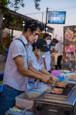 Pattaya Tayland, Naklua gece pazarı. Bir sürü sokak yemeği ve Naklua Gece Marketi satan insanların olduğu Tayland marketi.