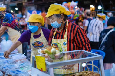 Pattaya Tayland, Naklua gece pazarı. Bir sürü sokak yemeği ve Naklua Gece Marketi satan insanların olduğu Tayland marketi.