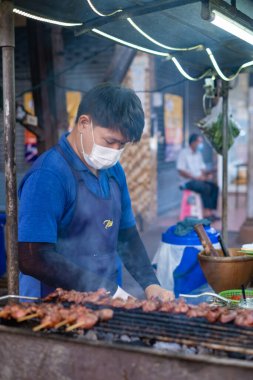 Pattaya Tayland, Naklua gece pazarı. Bir sürü sokak yemeği ve Naklua Gece Marketi satan insanların olduğu Tayland marketi.