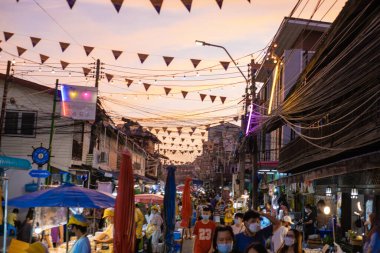 Pattaya Tayland, Naklua gece pazarı. Bir sürü sokak yemeği ve Naklua Gece Marketi satan insanların olduğu Tayland marketi.