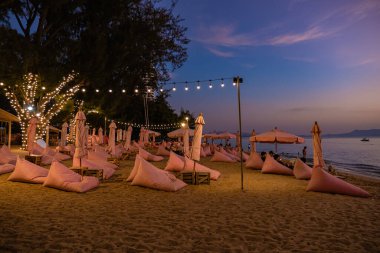 Na Jomtien plajı Pattaya Tayland, Pattatya Najomtien 'de günbatımında beyaz tropik plaj