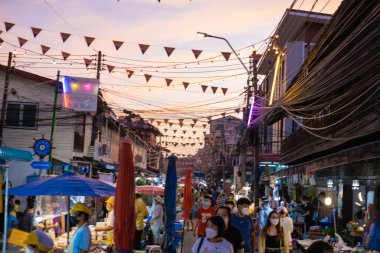 Pattaya Tayland, Naklua gece pazarı. Bir sürü sokak yemeği ve Naklua Gece Marketi satan insanların olduğu Tayland marketi.
