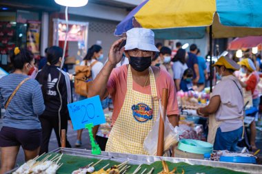 Pattaya Tayland, Naklua gece pazarı. Bir sürü sokak yemeği ve Naklua Gece Marketi satan insanların olduğu Tayland marketi.