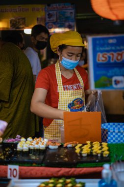 Pattaya Tayland, Naklua gece pazarı. Bir sürü sokak yemeği ve Naklua Gece Marketi satan insanların olduğu Tayland marketi.