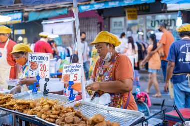 Pattaya Tayland, Naklua gece pazarı. Bir sürü sokak yemeği ve Naklua Gece Marketi satan insanların olduğu Tayland marketi.