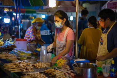 Pattaya Tayland, Naklua gece pazarı. Bir sürü sokak yemeği ve Naklua Gece Marketi satan insanların olduğu Tayland marketi.