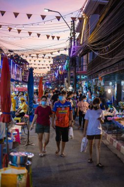 Pattaya Tayland, Naklua gece pazarı. Bir sürü sokak yemeği ve Naklua Gece Marketi satan insanların olduğu Tayland marketi.