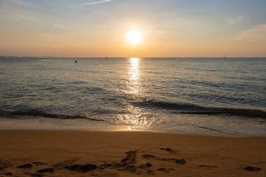 Na Jomtien plajı Pattaya Tayland, Pattatya Najomtien 'de günbatımında beyaz tropik plaj