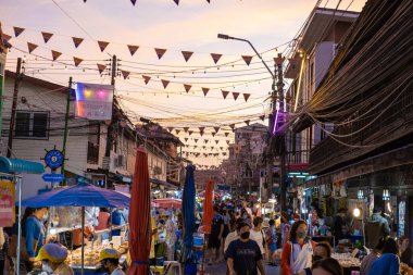 Pattaya Tayland, Naklua gece pazarı. Bir sürü sokak yemeği ve Naklua Gece Marketi satan insanların olduğu Tayland marketi.