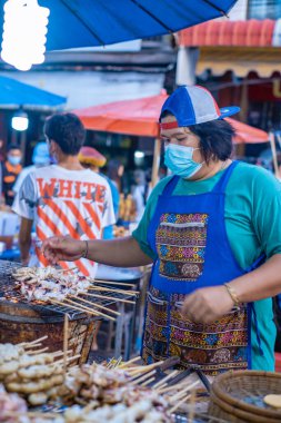 Pattaya Tayland, Naklua gece pazarı. Bir sürü sokak yemeği ve Naklua Gece Marketi satan insanların olduğu Tayland marketi.