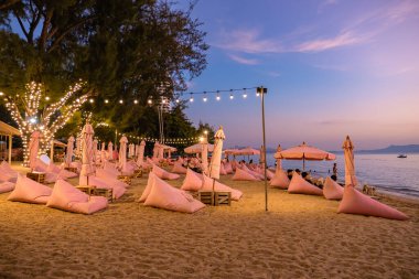 Na Jomtien plajı Pattaya Tayland, Pattatya Najomtien 'de günbatımında beyaz tropik plaj