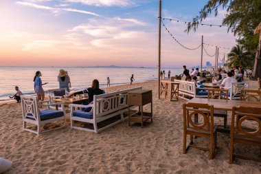 Na Jomtien plajı Pattaya Tayland, Pattatya Najomtien 'de günbatımında beyaz tropik plaj