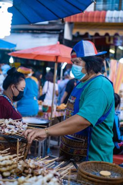 Pattaya Tayland, Naklua gece pazarı. Bir sürü sokak yemeği ve Naklua Gece Marketi satan insanların olduğu Tayland marketi.