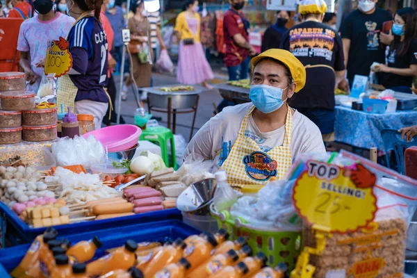 Pattaya Thailand, Naklua nachtmarkt met veel straatvoedsel, lokale Thaise markt met mensen die voedsel verkopen Naklua Night Market — Stockfoto