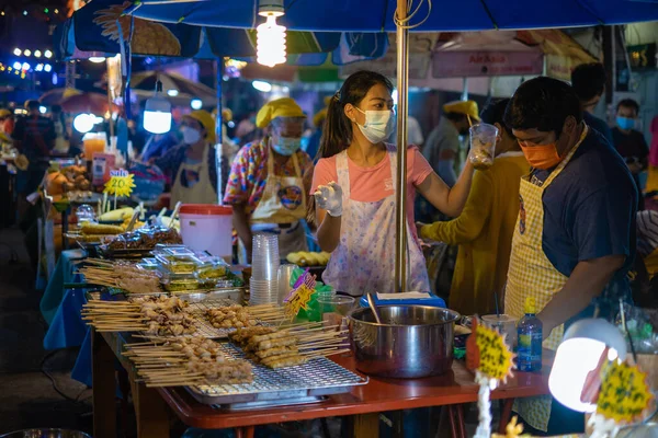Pattaya Tayland, Naklua gece pazarı. Bir sürü sokak yemeği ve Naklua Gece Marketi satan insanların olduğu Tayland marketi.