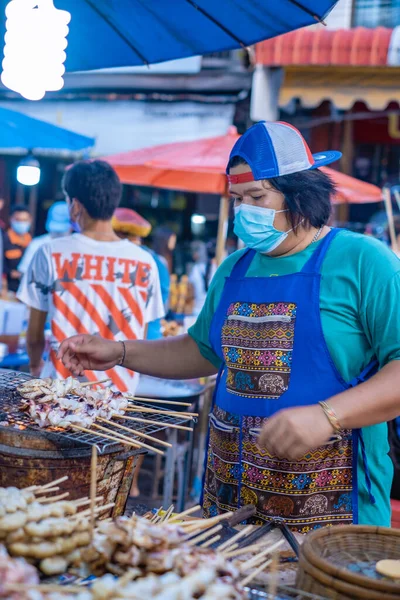 Pattaya Tayland, Naklua gece pazarı. Bir sürü sokak yemeği ve Naklua Gece Marketi satan insanların olduğu Tayland marketi.