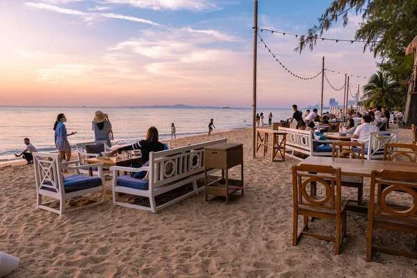 Na Jomtien plajı Pattaya Tayland, Pattatya Najomtien 'de günbatımında beyaz tropik plaj