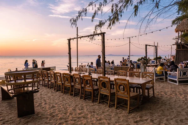 Na Jomtien海滩Pattaya Thailand，日落时分在Pattatya Najomtien的白色热带海滩 — 图库照片