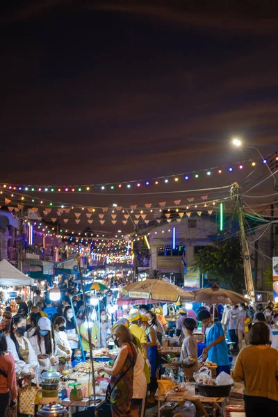 Pattaya Tayland, Naklua gece pazarı. Bir sürü sokak yemeği ve Naklua Gece Marketi satan insanların olduğu Tayland marketi.