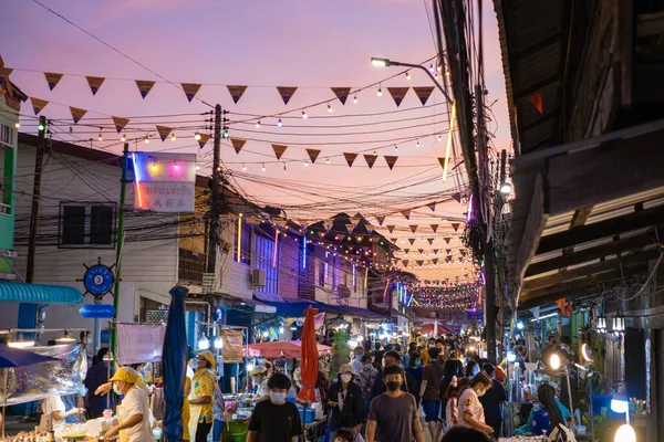 Pattaya Tayland, Naklua gece pazarı. Bir sürü sokak yemeği ve Naklua Gece Marketi satan insanların olduğu Tayland marketi.