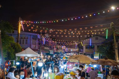Pattaya Tayland, Naklua gece pazarı. Bir sürü sokak yemeği ve Naklua Gece Marketi satan insanların olduğu Tayland marketi.