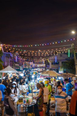 Pattaya Tayland, Naklua gece pazarı. Bir sürü sokak yemeği ve Naklua Gece Marketi satan insanların olduğu Tayland marketi.