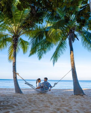 Na Jomtien plajı Pattaya Tayland, Pattatya Najomtien 'de günbatımında beyaz tropik plaj