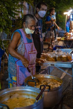 Pattaya Tayland, Naklua gece pazarı. Bir sürü sokak yemeği ve Naklua Gece Marketi satan insanların olduğu Tayland marketi.