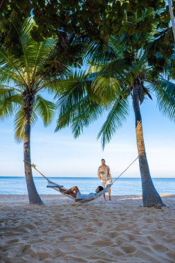Na Jomtien plajı Pattaya Tayland, Pattatya Najomtien 'de günbatımında beyaz tropik plaj