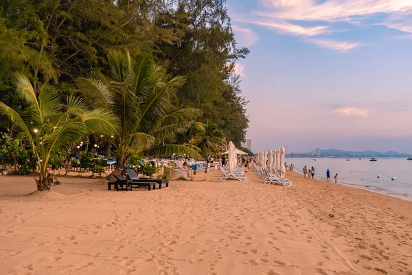Playa Na Jomtien Pattaya Tailandia, playa tropical blanca al atardecer en Pattatya Najomtien —  Fotos de Stock