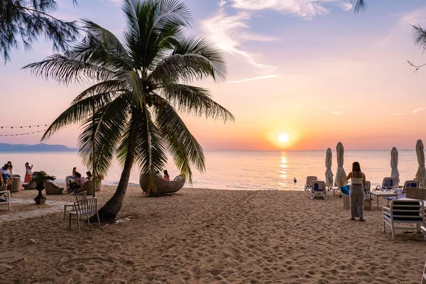 Na Jomtien plaża Pattaya Tajlandia, biała tropikalna plaża podczas zachodu słońca w Pattatya Najomtien — Zdjęcie stockowe