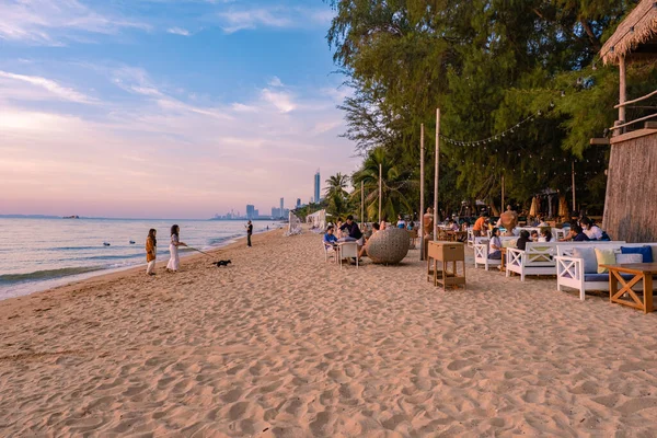 Na Jomtien plaża Pattaya Tajlandia, biała tropikalna plaża podczas zachodu słońca w Pattatya Najomtien — Zdjęcie stockowe