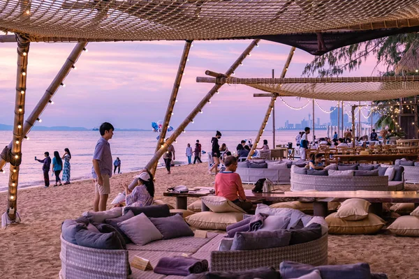 Na Jomtien praia Pattaya Tailândia, praia tropical branca durante o pôr do sol em Pattatya Najomtien — Fotografia de Stock