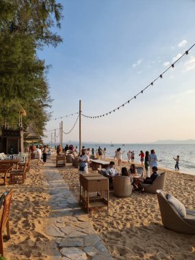 Na Jomtien plajı Pattaya Tayland, Pattatya Najomtien 'de günbatımında beyaz tropik plaj