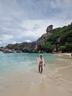 Similan Adaları Phuket, Tayland 'da palmiye ağaçları ve mavi okyanusla tropikal beyaz plaj