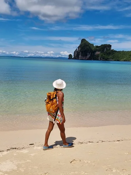 Maya Bay Koh Phi Phi Thailandia, Turchese acqua limpida Thailandia Koh Pi Pi, Veduta aerea panoramica dell'isola di Koh Phi Phi in Thailandia — Foto Stock