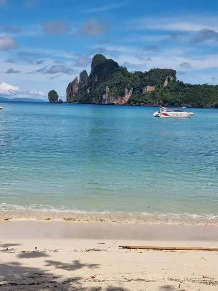 Maya Bay Koh Phi Phi Thailand, Turkos klart vatten Thailand Koh Pi Pi, Scenisk antenn vy över Koh Phi Phi Island i Thailand — Stockfoto
