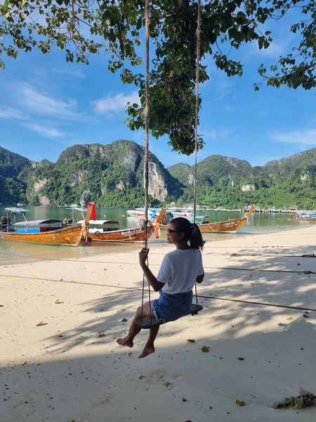 マヤベイ｜コ・ピピ島(タイ) 、ターコイズブルーの澄んだ水タイコ・ピピ島の風景空撮 — ストック写真