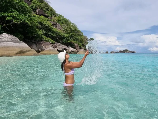 Similan-szigetek Phuket, trópusi fehér strand pálmafákkal és kék óceán Thaiföldön — Stock Fotó