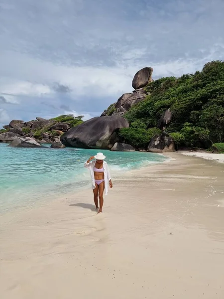 Similan Islands Phuket, tropická bílá pláž s palmami a modrým oceánem v Thajsku — Stock fotografie