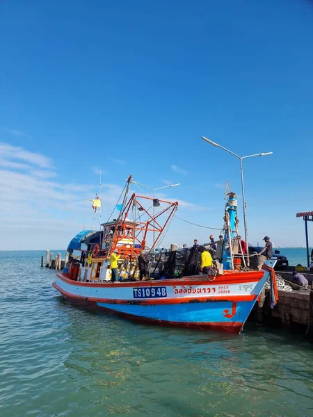 Bangsaray Pattaya Tayland, yerel balıkçılar ağlarını onarıyor ve Bang Saray iskelesinde balık satıyor.