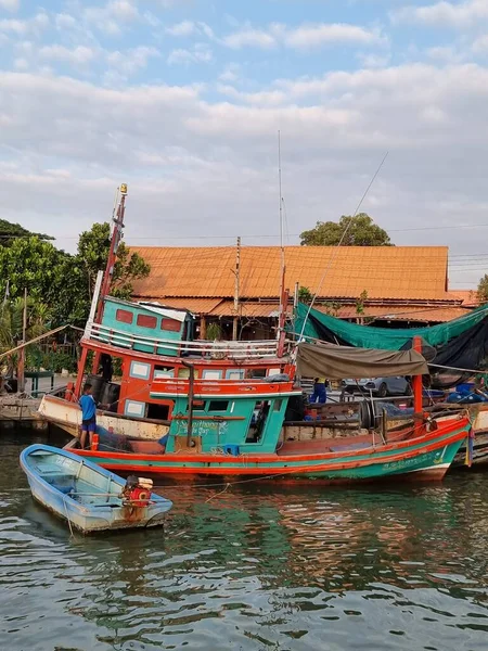 Bangsaray Pattaya Tajlandia, lokalni rybacy naprawiają sieci i sprzedają ryby na molo Bang Saray — Zdjęcie stockowe