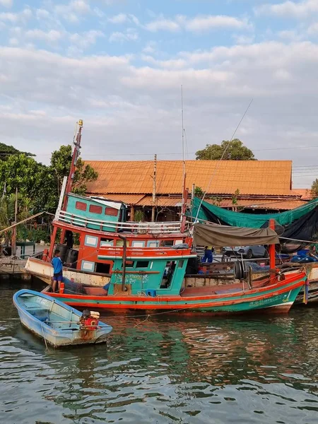 Bangsaray Pattaya Thailand, local fishermen repairing their nets and selling fish at the pier of Bang Saray — Stock Photo, Image