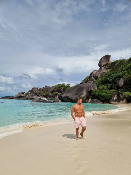 Similan pláž Phuket Thajsko, vy muž kráčí na pláži v plavat krátký — Stock fotografie