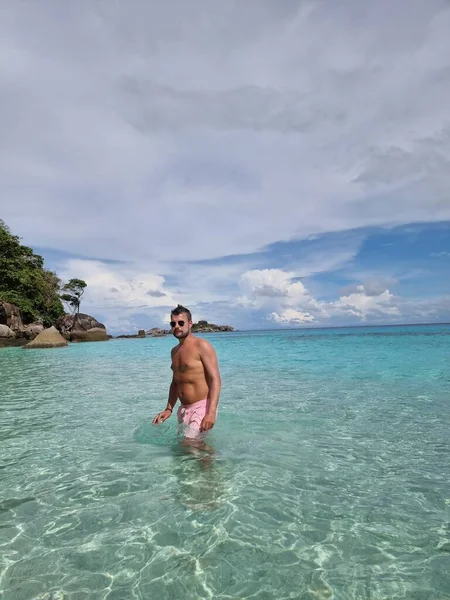 Similan playa Phuket Tailandia, youn hombre caminando en la playa en nadar corto — Foto de Stock