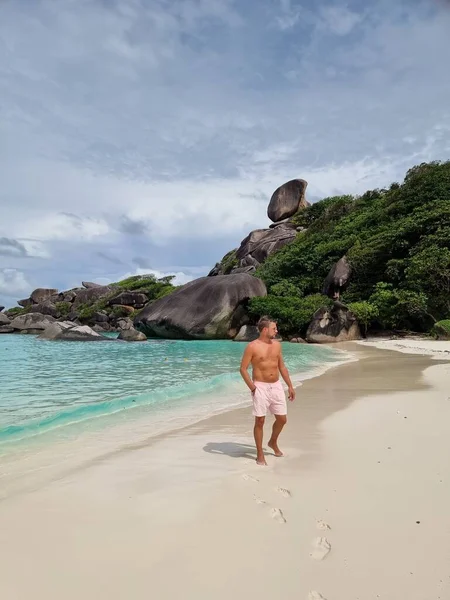 Similan plajı Phuket Tayland, sahilde yürüyen adam kısa yüzüyor. — Stok fotoğraf