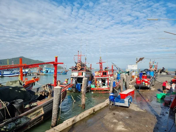 Bangsaray Pattaya Tailandia, pescadores locales reparando sus redes y vendiendo pescado en el muelle de Bang Saray — Foto de Stock