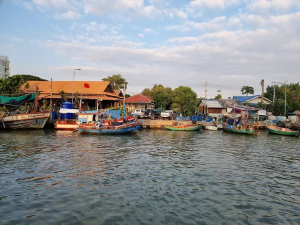 Bangsaray Pattaya Thailand, lokala fiskare som reparerar sina nät och säljer fisk vid piren i Bang Saray — Stockfoto